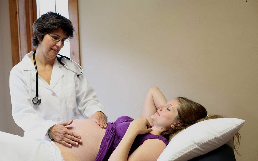 孕期尿檢含有蛋白質怎么回事 孕期尿液中含有蛋白質意味著什么