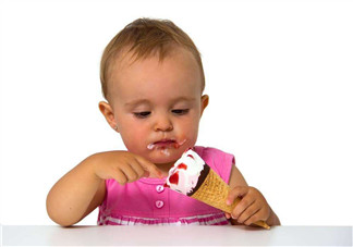 夏天幼兒能吃冰淇淋嗎 2018夏季如何給寶寶消暑 夏天幼兒能吃冰淇淋嗎 2018夏季如何給寶寶消暑