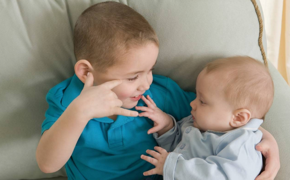 寶寶是如何運用肢體語言的 如何教寶寶學會用肢體語言