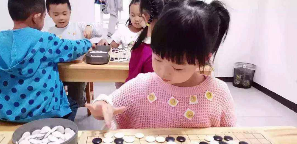 小孩學圍棋有什么好處 圍棋適合多大的孩子學 小孩學圍棋有什么好處 圍棋適合多大的孩子學