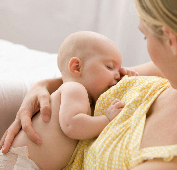 為什么寶寶吃奶總是咬乳頭 寶寶吃奶的時(shí)候咬奶頭怎么辦