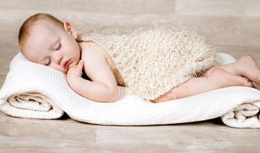 寶寶多大可以睡枕頭 寶寶枕頭高度怎么選擇