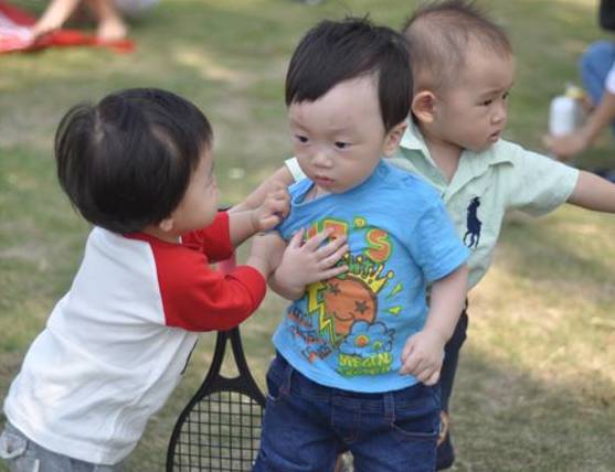 為什么孩子鬧著玩時總是沒輕沒重 怎么讓孩子把握玩鬧的度 為什么孩子鬧著玩時總是沒輕沒重 怎么讓孩子把握玩鬧的度