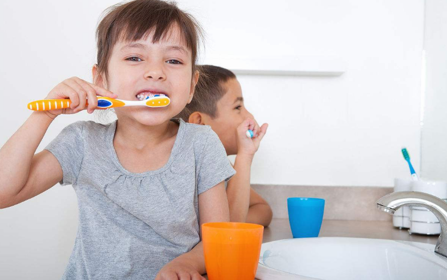 孩子用含氟牙膏會導致氟斑牙嗎 3歲以下的孩子有必要用含氟牙膏嗎