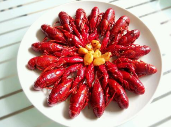 曬吃龍蝦的經(jīng)典語錄2018 曬吃小龍蝦的朋友圈說說句子 曬吃龍蝦的經(jīng)典語錄2018 曬吃小龍蝦的朋友圈說說句子