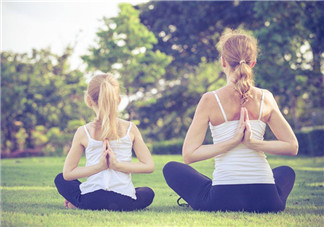 親子瑜伽有什么好處 多大的孩子可以練瑜伽