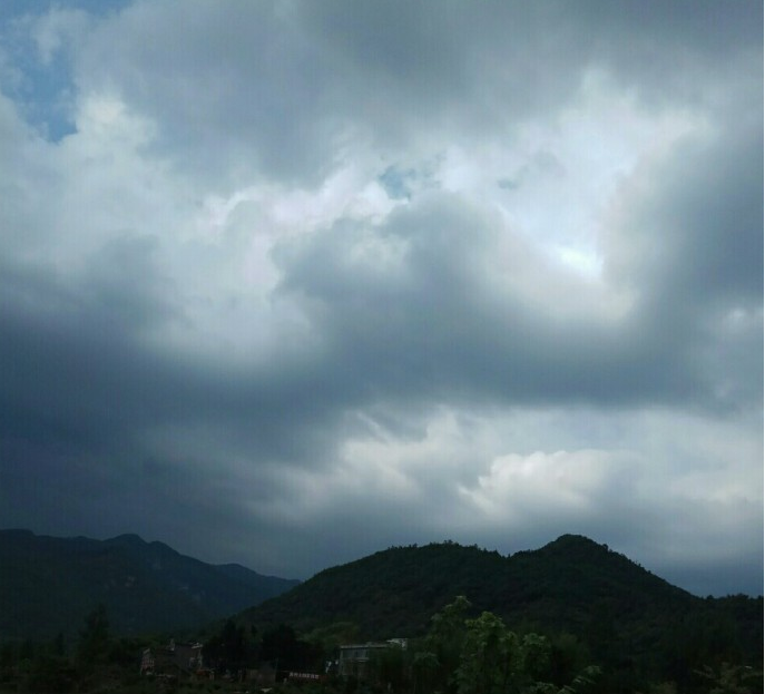 旅游爬山登頂說說 2018爬山累發什么說說好