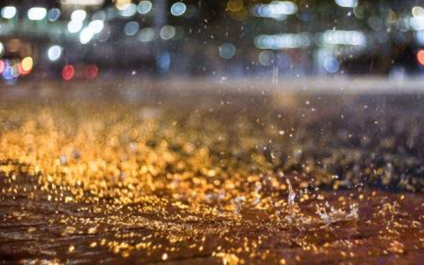 下大雨全身淋濕的說說 狂風暴雨被淋濕一身的句子