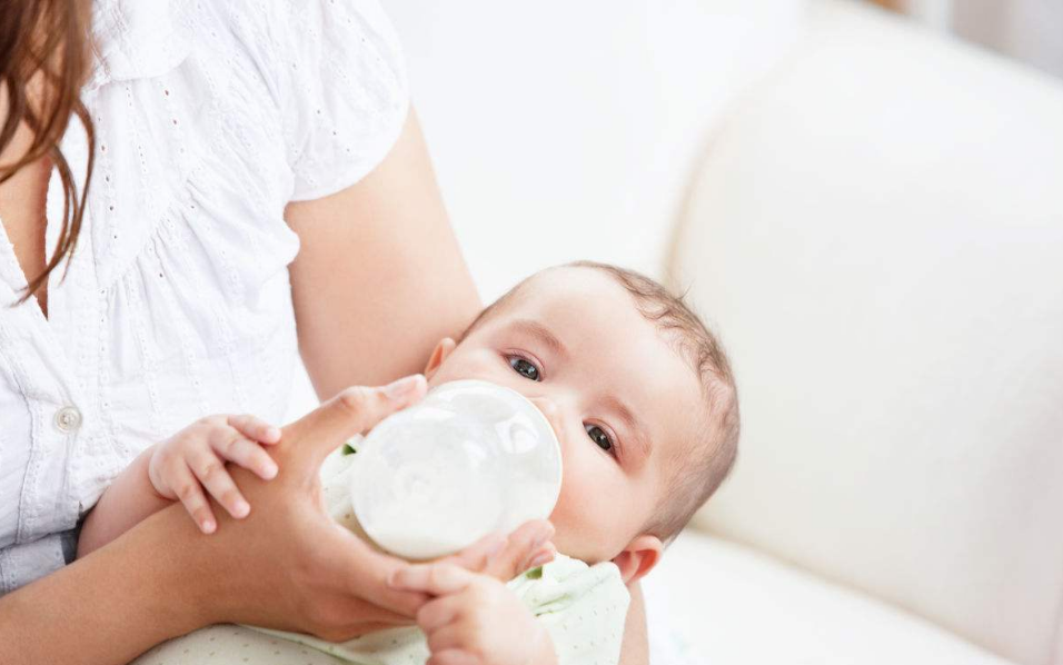 寶寶睜開眼睛就是不困嗎 寶寶吃飽了老睜著眼睛不睡怎么回事