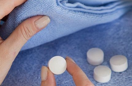 寶寶衣服能放樟腦丸嗎 寶寶衣服放樟腦丸危害