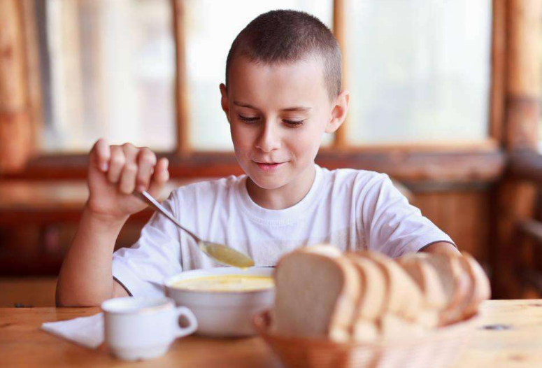 孩子吃飯就是愛用手抓怎么辦 孩子吃飯用手抓不用勺子解決方法2018