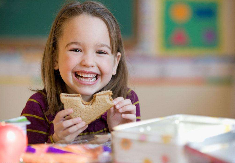 孩子吃飯就是愛用手抓怎么辦 孩子吃飯用手抓不用勺子解決方法2018