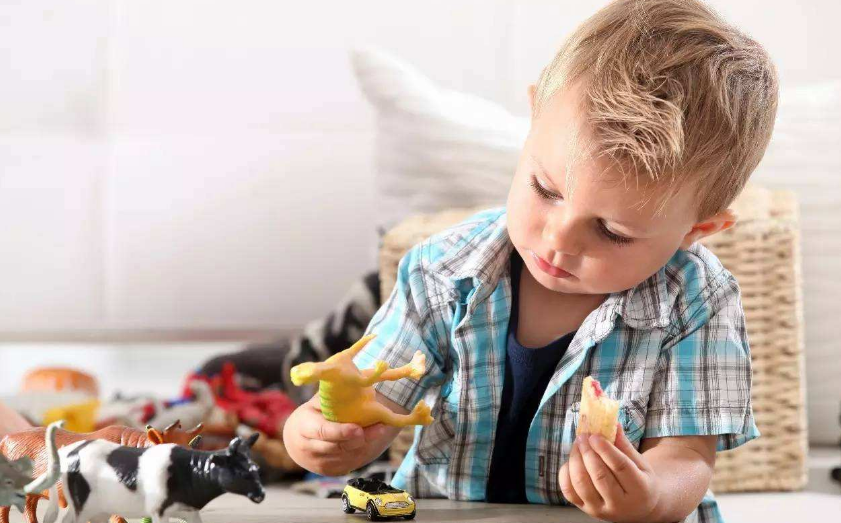 孩子玩玩具的時候喜歡扔怎么辦 孩子愛扔東西怎么給他改2018