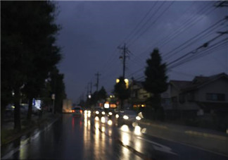 深夜下雨睡不著的句子圖片 下雨的夜晚睡不著感慨說說朋友圈