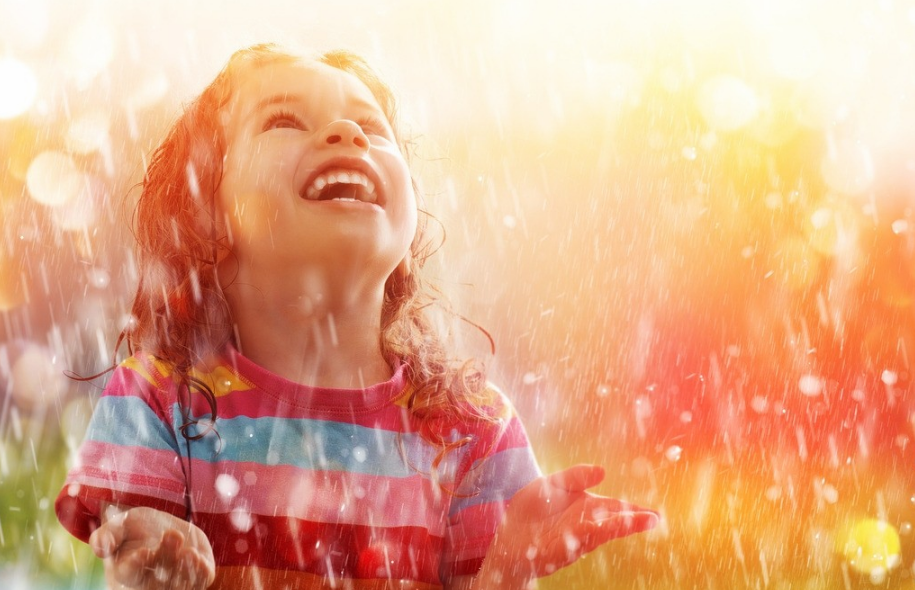 家長(zhǎng)雨天接送孩子的心情說說 2018下雨天送孩子上學(xué)的句子說說朋友圈