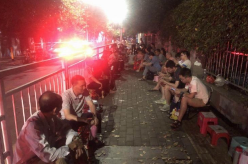 哪個幼兒園門口近百家長通宵排隊 為什么家長通宵排隊報名幼兒園