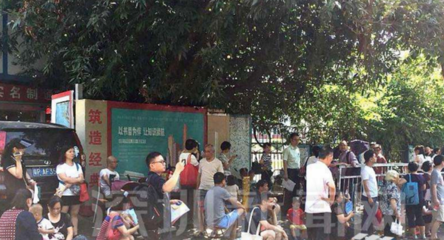 哪個幼兒園門口近百家長通宵排隊 為什么家長通宵排隊報名幼兒園