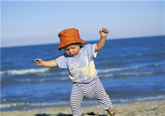 寶寶九個月可以扶著學走路嗎 如何鼓勵寶寶走路