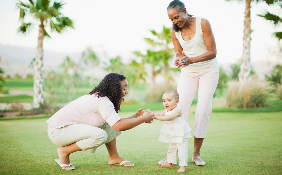 寶寶九個月可以扶著學走路嗎 如何鼓勵寶寶走路