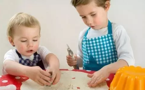 五歲小孩吃飯慢邊吃邊玩怎么辦 五歲小孩寫作業(yè)和吃飯慢解決方法