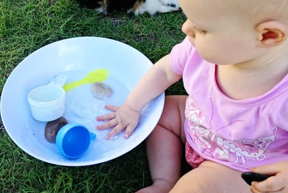 在家可以帶孩子玩什么關于水的游戲 和孩子怎么玩水比較好2018