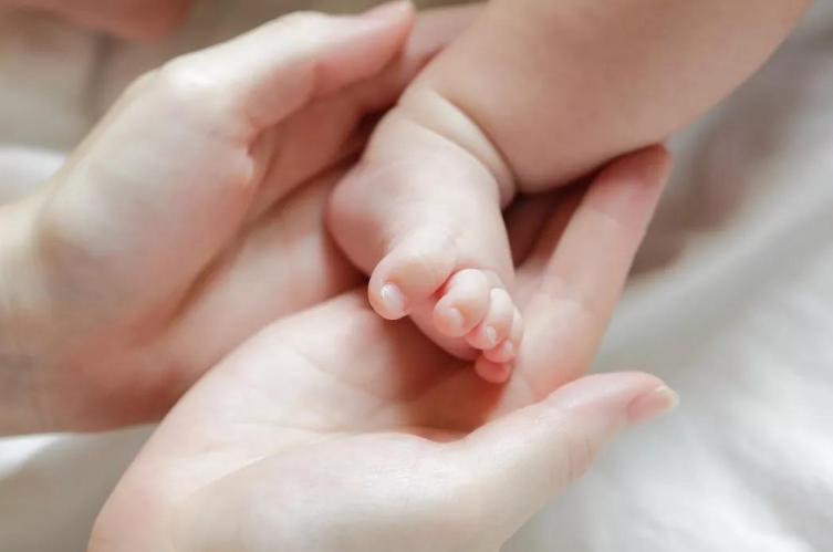 生完小孩后住月子中心好還是請月嫂好