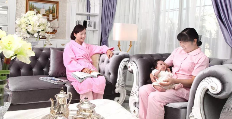 生完小孩后住月子中心好還是請月嫂好