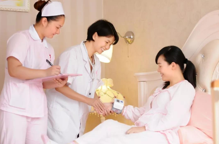 生完小孩后住月子中心好還是請月嫂好