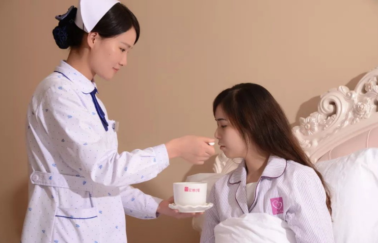 生完小孩后住月子中心好還是請月嫂好