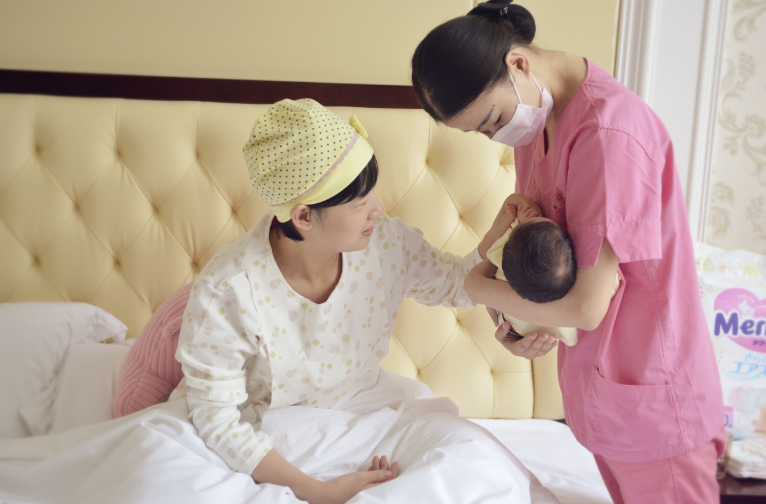 生完小孩后住月子中心好還是請月嫂好