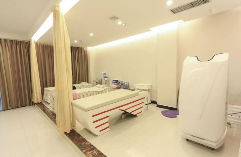 生完小孩后住月子中心好還是請月嫂好