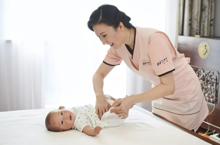 生完小孩后住月子中心好還是請月嫂好