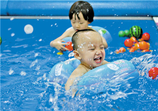 帶寶寶游泳的心情說說 嬰兒游泳的開心句子短語