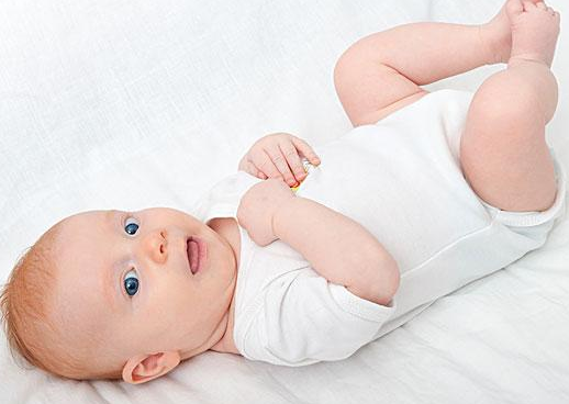 新生兒眼睛有眼屎怎么辦 新生兒眼屎多什么原因