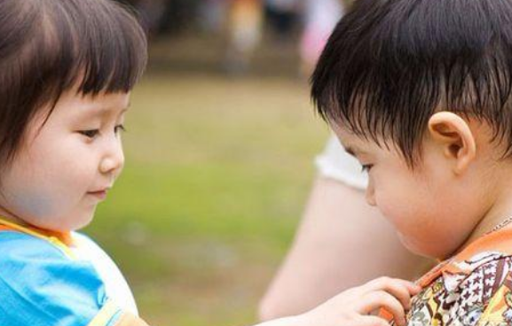 小孩回家總是找東西吃什么原因 小孩幼兒園園沒吃飽怎么辦 小孩回家總是找東西吃什么原因 小孩幼兒園園沒吃飽怎么辦