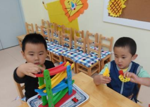 小孩回家總是找東西吃什么原因 小孩幼兒園園沒吃飽怎么辦 小孩回家總是找東西吃什么原因 小孩幼兒園園沒吃飽怎么辦