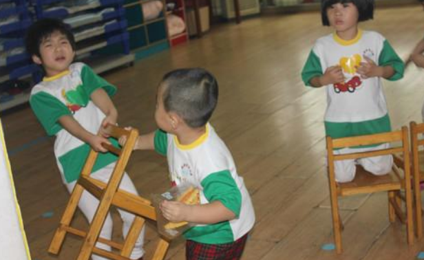孩子上幼兒園哭鬧怎么安撫 老師怎么安慰第一次上幼兒園的寶寶