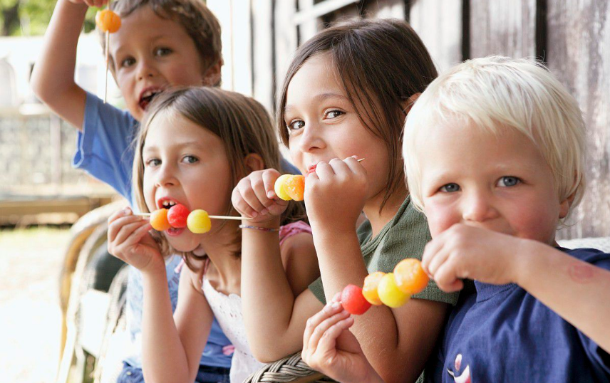 孩子吃飯的時候愛抓飯怎么改 孩子愛抓飯有什么好處嗎2018 孩子吃飯的時候愛抓飯怎么改 孩子愛抓飯有什么好處嗎2018