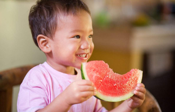 夏天吃西瓜發朋友圈怎么寫 2018吃西瓜搞笑說說