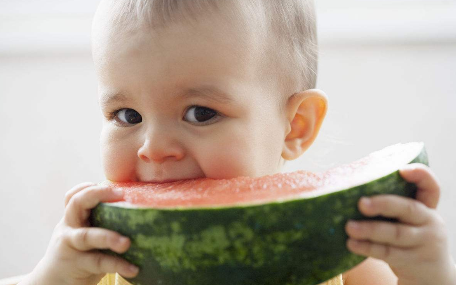 夏天吃西瓜發朋友圈怎么寫 2018吃西瓜搞笑說說