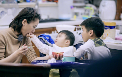 媽媽是超人安迪弟弟萌娃上線 安迪照顧弟弟安麟哥哥力MAX