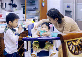 媽媽是超人安迪弟弟萌娃上線 安迪照顧弟弟安麟哥哥力MAX