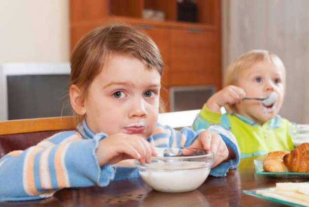 夏天小孩不愛吃飯怎么辦 寶寶為什么不愛吃飯