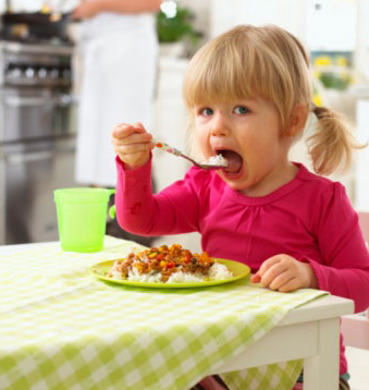 夏天小孩不愛吃飯怎么辦 寶寶為什么不愛吃飯