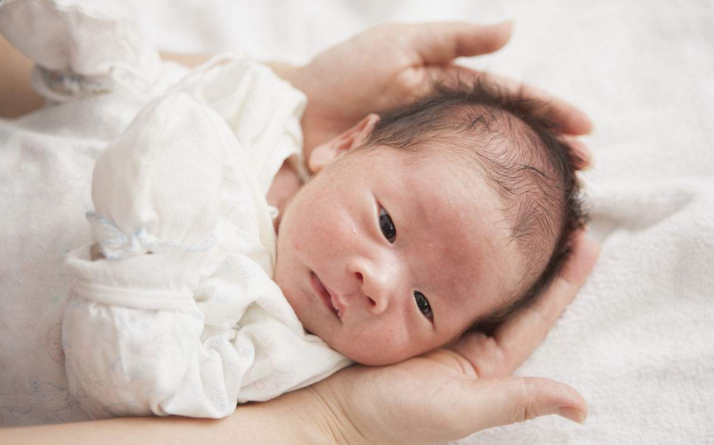 新生兒體重減輕正常嗎 新生兒常見生理現(xiàn)象有哪些