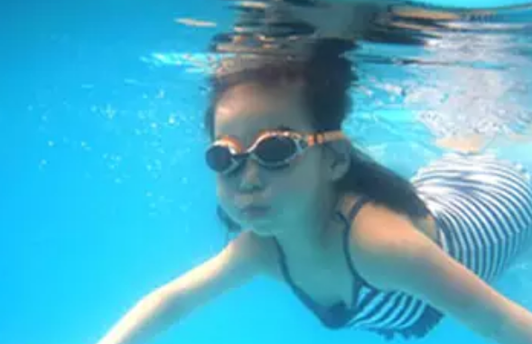 害羞的孩子學(xué)游泳好嗎 小孩學(xué)游泳膽子會變大嗎