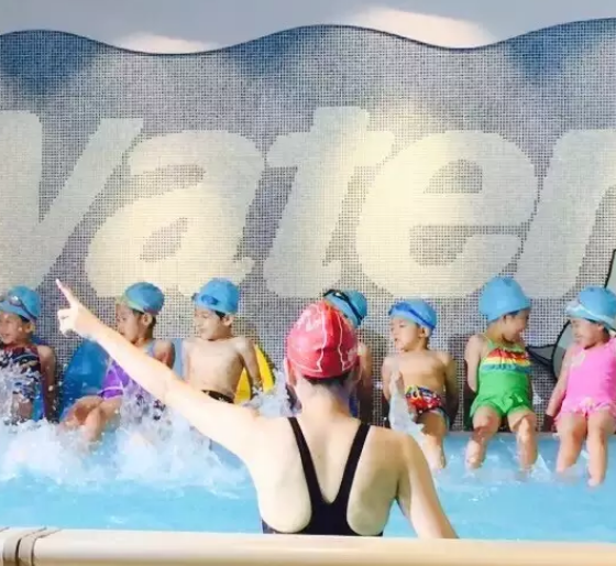 害羞的孩子學(xué)游泳好嗎 小孩學(xué)游泳膽子會變大嗎