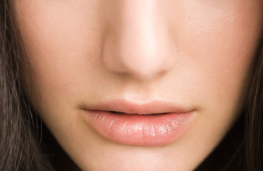 為什么臉上會有特別多的黑頭 黑頭的出現(xiàn)和什么原因有關(guān)