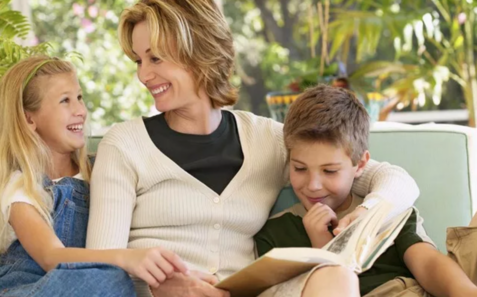 小孩被欺負是應該打回去還是告老師 孩子被欺負該不該還手 小孩被欺負是應該打回去還是告老師 孩子被欺負該不該還手