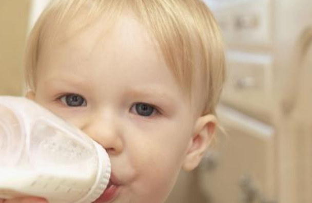 小孩不肯在飯桌上吃飯什么原因 寶寶不在飯桌上吃飯怎么辦